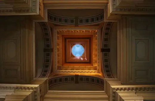 Photo 5: Interior · Coupole du Palais de justice de Bruxelles vue depuis le grand hall d'entrée