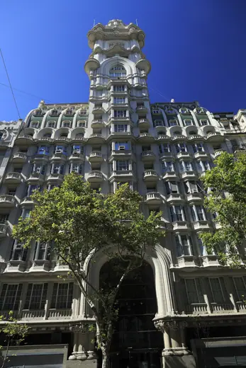 Photo 2: Exterior · Von der Avenida de Mayo, der Turm ist hundert Meter hoch