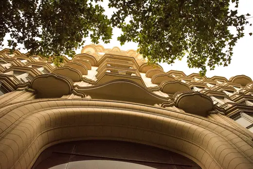 Photo 3: Exterior · Toma del edificio realizada desde abajo