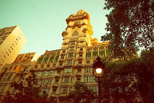 Photo 4: Exterior · Toma arquitectónica del Palacio realizada con la puesta del sol