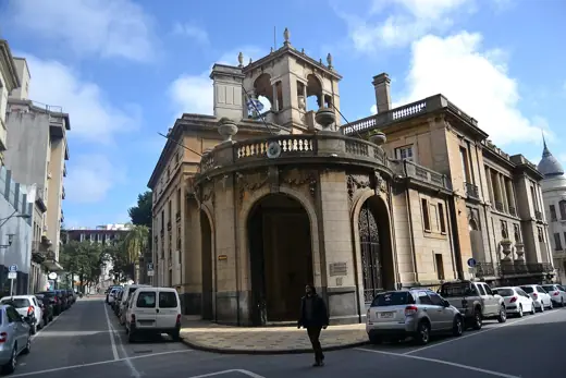 Photo 1: Exterior