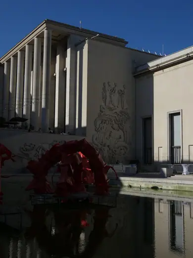 Photo 1: Exterior · Palais de Tokyo et sa fontaine au printemps
