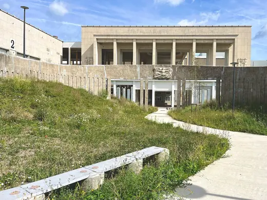 Photo 2: Exterior · Extérieur du Grand Palais