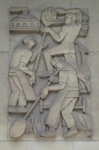 Photo 3: Exterior · André Hupet - Œuvre apposée sur une façade du Palais des expositions de Charleroi 