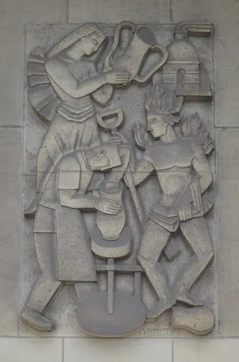 Photo 4: Exterior · André Hupet - Œuvre apposée sur une façade du Palais des expositions de Charleroi 