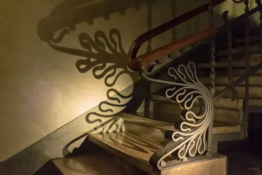 Photo 5: Interior · Escalier vers la sortie du palais Güell avec ombre projetée
