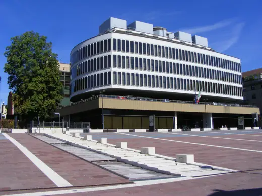 Photo 1: Exterior