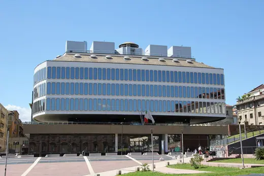 Photo 3: Exterior
