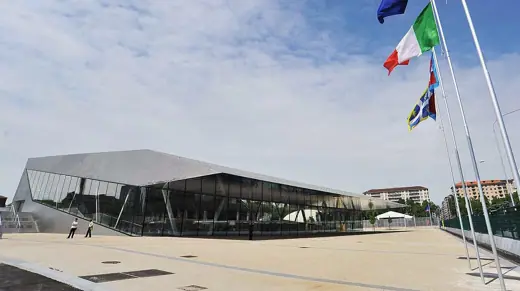 Photo 1: Exterior