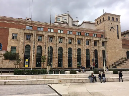 Photo 1: Exterior