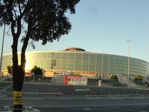Photo 4: Exterior