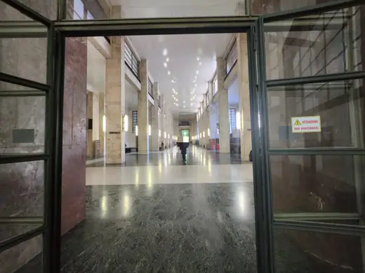 Photo 3: Interior · All'interno di Palazzo di Giustizia