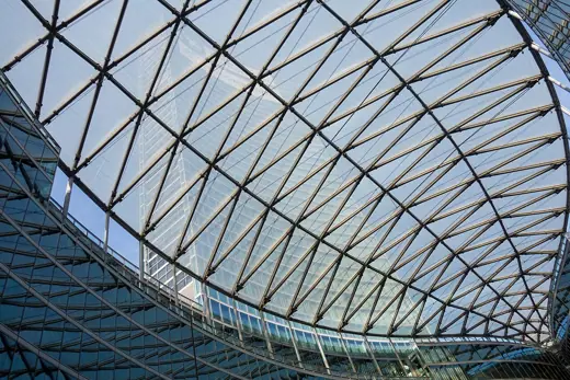 Photo 5: Interior · Piazza coperta all'interno del Palazzo Lombardia