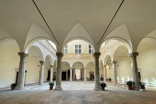 Photo 5: Interior · Il cortile interno del Palazzo Piccolomini a Pienza
