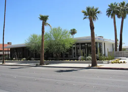 Photo 4: Exterior