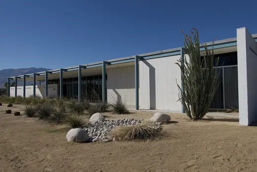 Photo 2: Exterior
