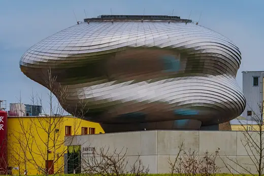 Photo 1: Exterior