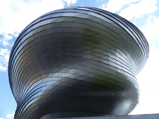 Photo 4: Exterior
