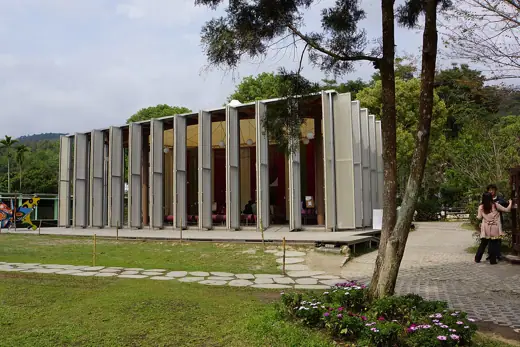 Photo 2: Exterior