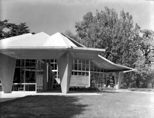 Photo 2: Exterior