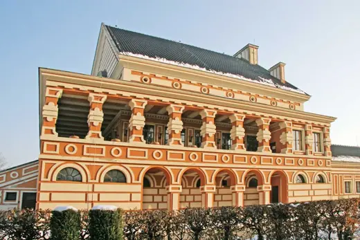 Photo 1: Exterior
