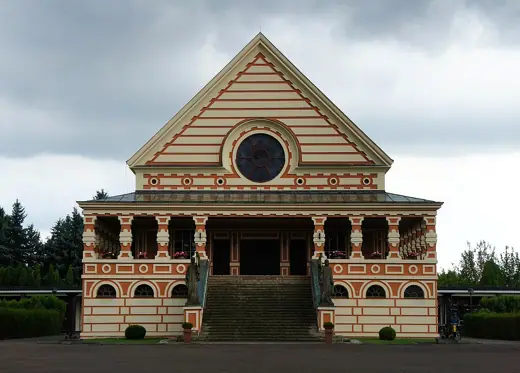 Photo 2: Exterior