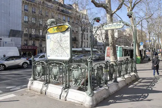 Photo 2: Exterior · L'édicule de la station Bastille à Paris