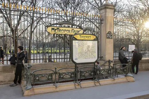 Photo 3: Exterior · L'édicule de la station Tuileries à Paris