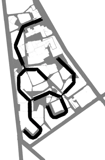 Photo 7: Plan · El recorrido de los bloques se superpone a la trama de los recorridos a nivel de suelo