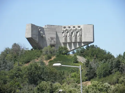 Photo 1: Exterior · Park Pamjatnik