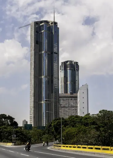 Photo 5: Exterior · Caracas Central Park