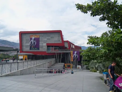 Photo 4: Exterior