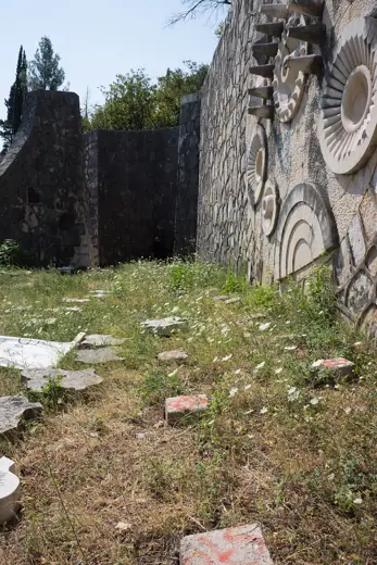 Photo 2: Exterior · Cimetière des Partisans, Mostar