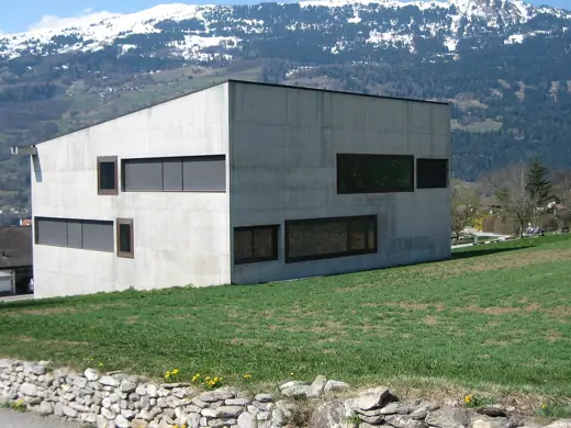 Photo 2: Exterior · Oberstufenschulhaus in de:Paspels von de:Valerio Olgiati