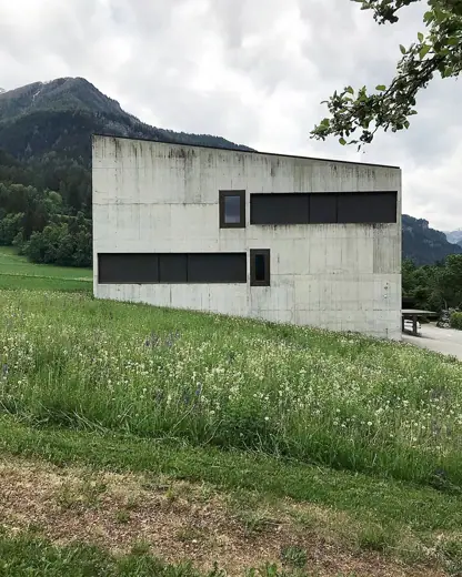 Photo 4: Exterior · Oberstufenschulhaus Paspels