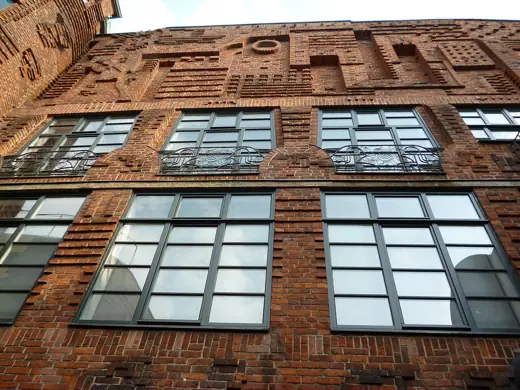Photo 6: Detail · Fassade des Paula Modersohn-Becker Museums in Bremen von der Böttcherstraße aus