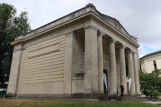 Photo 2: Exterior