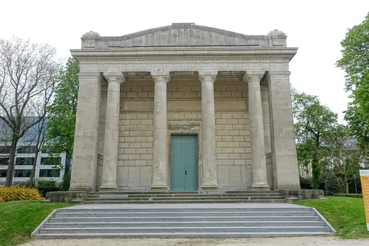 Photo 4: Exterior