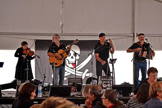 Photo 4: Exterior · Pavillon noir à l'espace Gradlon au Festival de Cornouaille à Quimper le 25 juillet 2015