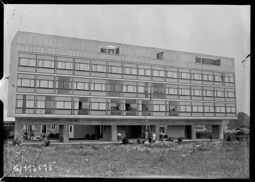 Photo 2: Exterior