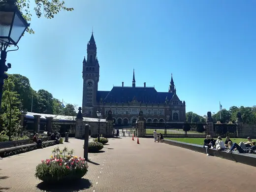 Photo 3: Exterior · Internationaal strafhof in Den Haag met heldere blauwe lucht