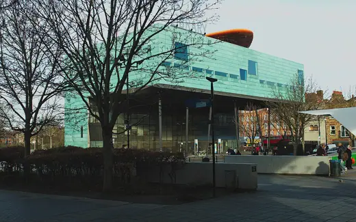 Photo 4: Exterior