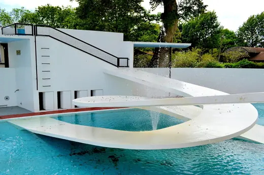 Photo 6: Context · The photograph shows part of the Penguin Pool at London Zoological Gardens