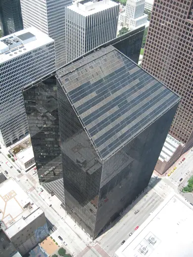 Photo 4: Exterior