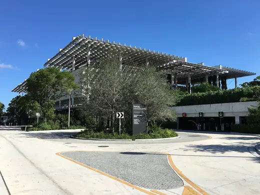 Photo 1: Exterior