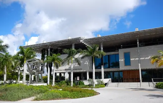 Photo 2: Exterior