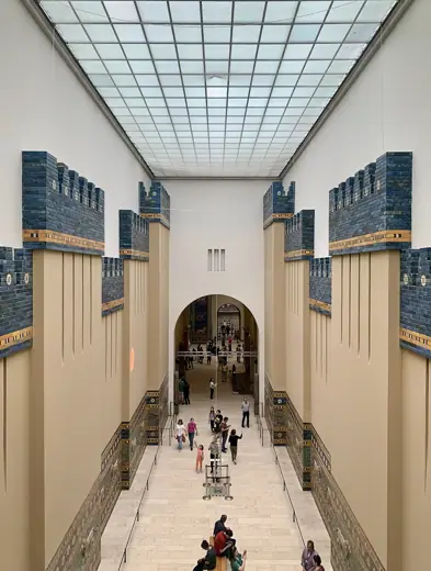 Photo 5: Interior · Corridor in the in the Pergamon Museum