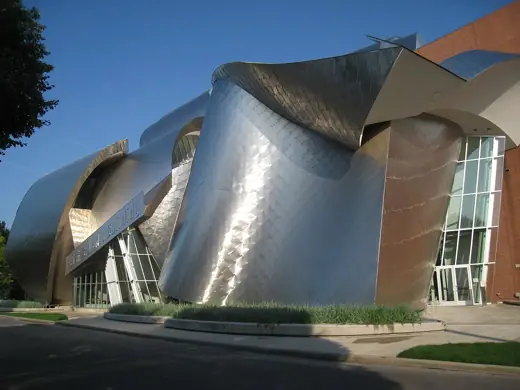 Photo 1: Exterior