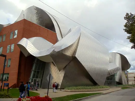 Photo 3: Exterior