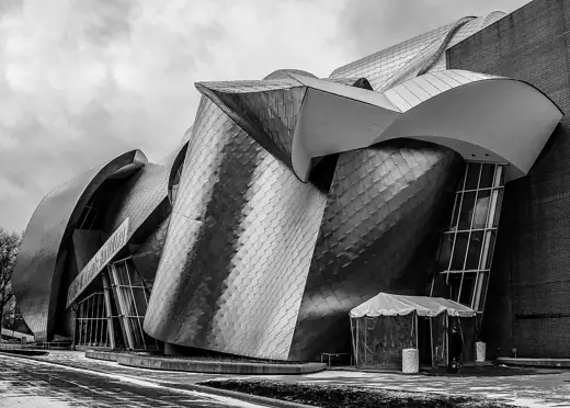 Photo 4: Exterior